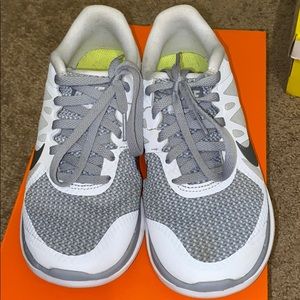 White and gray knit free run